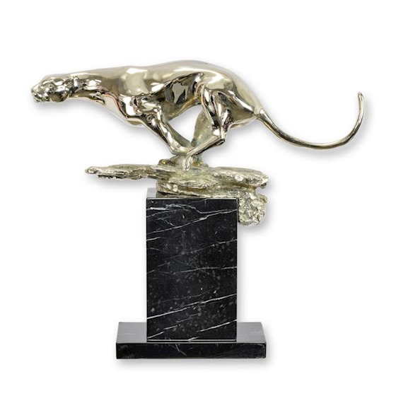 Rennende bronzen Jaguarbeeld