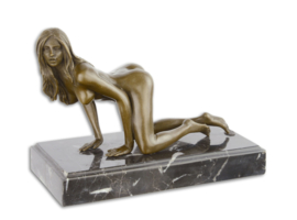 Naakt op knieën zittende vrouw brons beeld