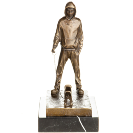 Bronzen beeld de hondenuitlater naar Banksy