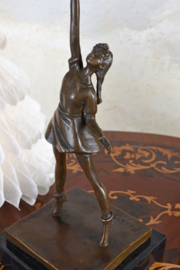 Banksy Flying Balloon Girl bronzenbeeld