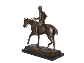 Jockey brons beeld met renpaard
