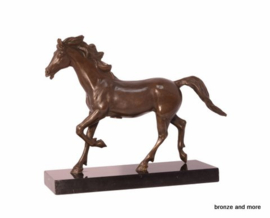 Paard in piaffe draf brons beeld