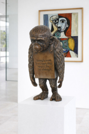 Banksy aap met tekst bronzenbeeld