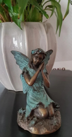 Biddend bronzen elfjebeeld