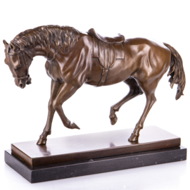 Paard in piaffe draf bronsbeeld