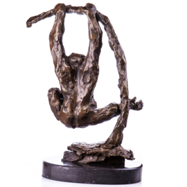 Bronzen slingerende aap beeld