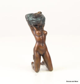 Uitkledend naakt brons vrouw beeldje