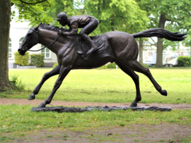 Jockey op renpaard brons beeld