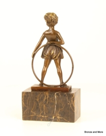 Bronzen beeld meisje met hoepel
