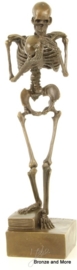 Bronzen skelet met schedel beeld