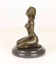 Erotisch zittende bronzen vrouw