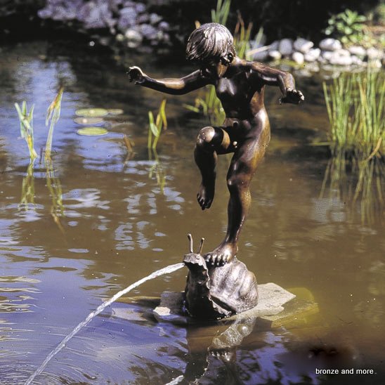 Jongen staand op een slak bronzen fontein