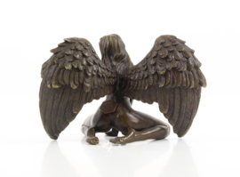Naakt zittende engel bronzen beeld