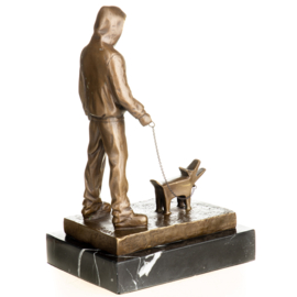 Bronzen beeld de hondenuitlater naar Banksy