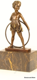 Bronzen beeld meisje met hoepel