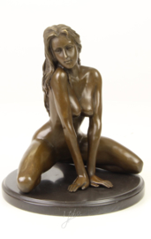 Erotische bronzen naakt zittende vrouw