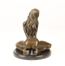 Erotische bronzen naakt zittende vrouw