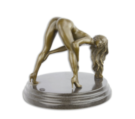 Bukkend naakt bronzen vrouw beeld