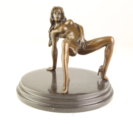 Naakt bronzen vrouw in pikante pose
