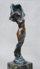 Bronzen vrouw met sjaal beeld