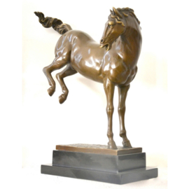 Trappend bronzen paard beeld