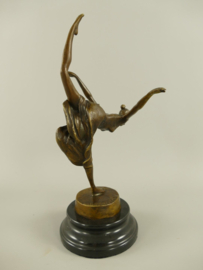 Arabesk danseres bronzenbeeld