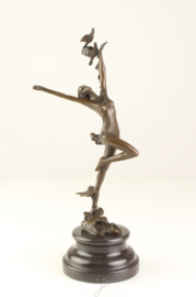 Bronzen danseres met duivenbeeld