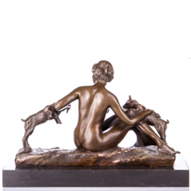 Naakte vrouw met geiten brons beeld