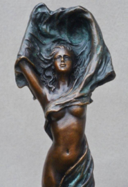 Bronzen vrouw met sjaal beeld