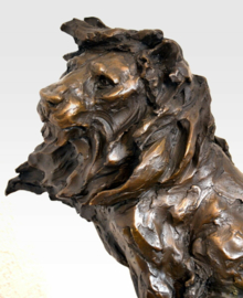 Zittende bronzen leeuw beeld