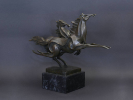 Galopperende bronzen paardenbeeld