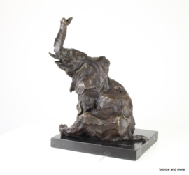 Zittend olifantje brons beeld
