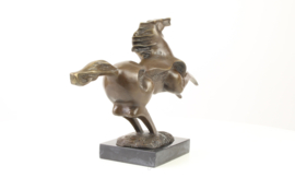 Abstract galopperend paard bronzenbeeld