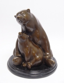 Bronzen moederbeer en jong beeld