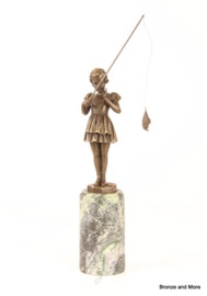 Bronzen beeld vissend meisje