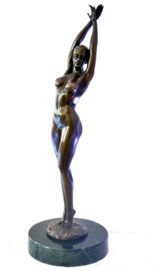 Sierlijke naakte bronzen vrouw