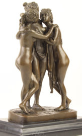 Bronzen beeld drie zussen Charites