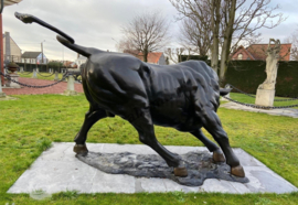 Supergrote aanvallende bronzen stier