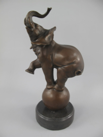 Olifant op bal bronzen beeld