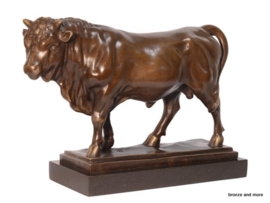 Bronzen beeld van een stier