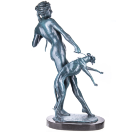 Diana godin jacht met hond bronsbeeld