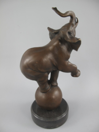 Olifant op bal bronzen beeld