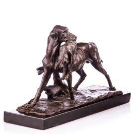 Jachthond met konijn bronzen beeld