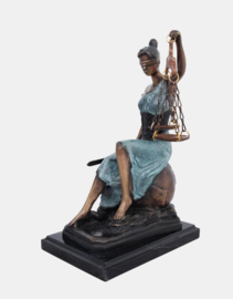 Justitia zittend groen patina beeld