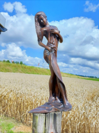 Halfnaakte vrouw bronzenbeeld