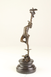 Bronzen danseres met duivenbeeld