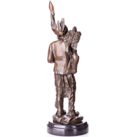 Indiaan met adelaar bronzen beeld