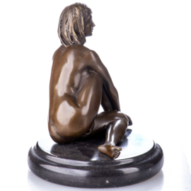 Zittende naakte vrouw brons beeld