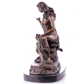 Naakte vrouw met kind bronzen beeld
