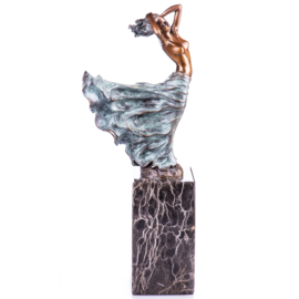 Bronzen vrouw in de wind beeld
